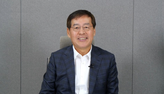 신학철 LG화학 부회장이 13일 제1회 커리어 위크에서 임직원을 대상으로 커리어 코칭 특강을 진행하고 있다. LG화학 제공.